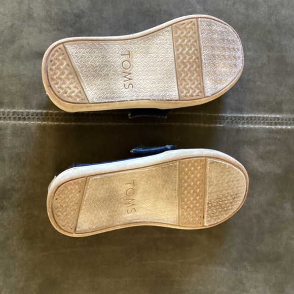 Tom’s shoes - Picture 3 of 4
